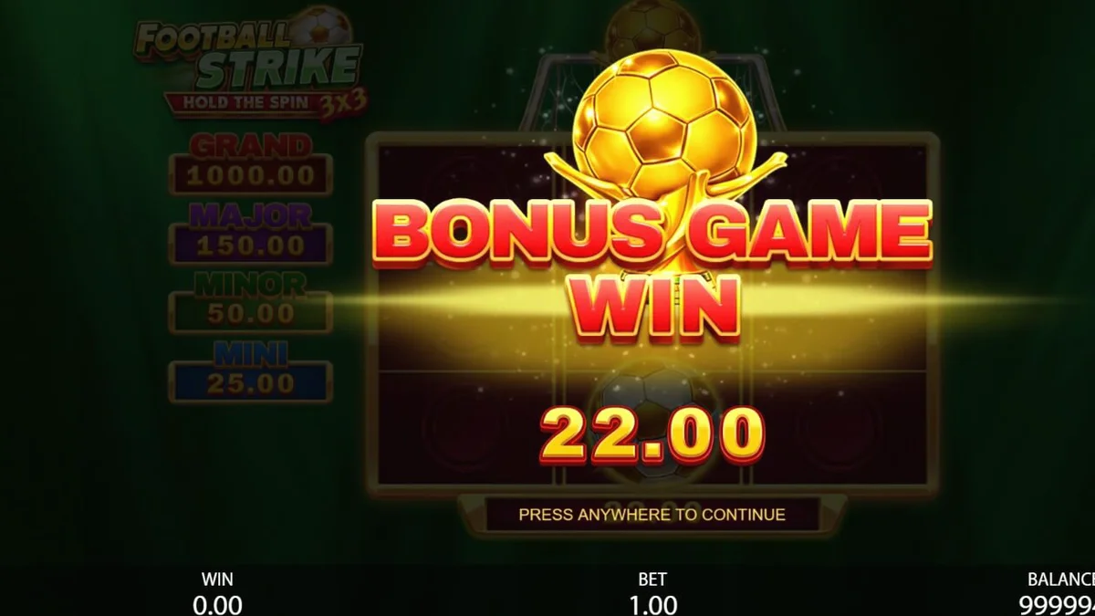 Tampilan layar permainan slot 3x3 Football Strike: Hold the Spin dengan tema sepak bola